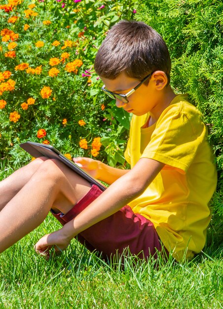 Junge, der in Parkleseinformationen über eine Tabelle studing ist