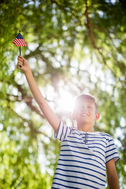 Junge, der kleine amerikanische Flagge hält