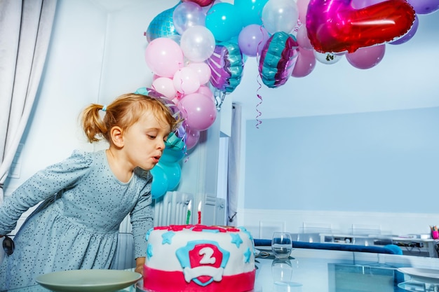 Foto junge, der mit ballons spielt