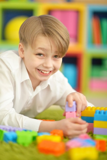 Junge, der mit Blöcken spielt