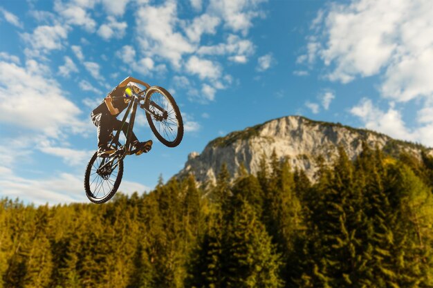 Junge, der mit seinem Dirtbike in die Luft fliegt und einen Non-Hander zeigt.