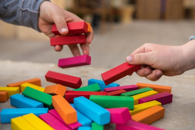 Foto junge, der mit spielzeug spielt