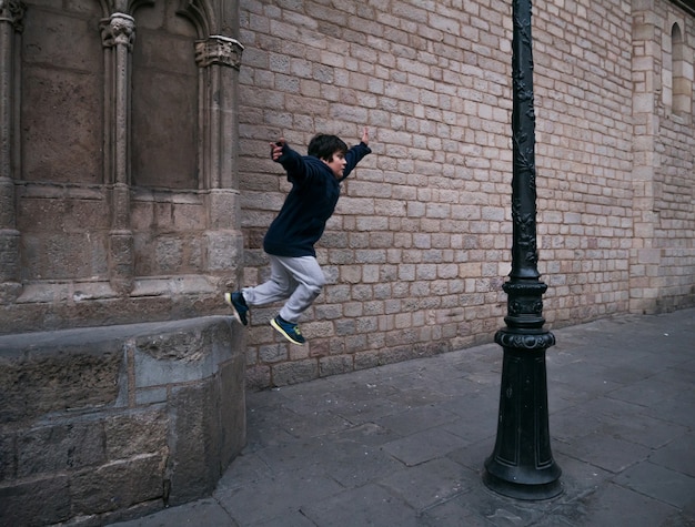 Junge, der Parkour in den Straßen von Barcelona tut