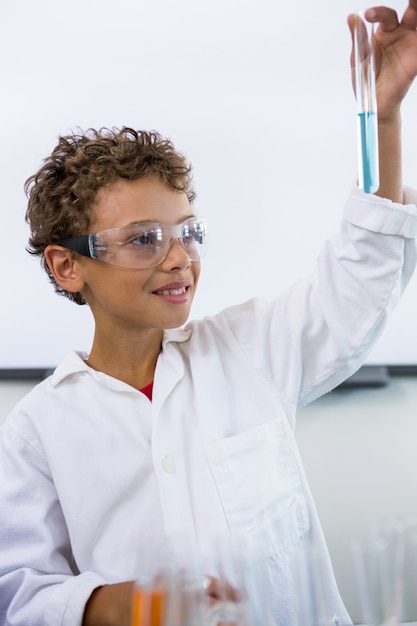 Junge, der Reagenzglas mit Flüssigkeit im Labor hält