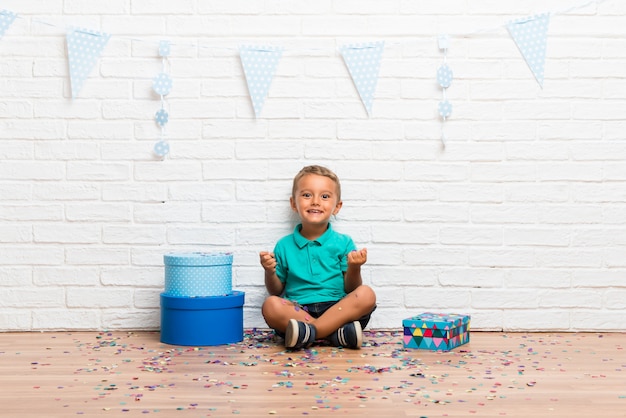 Junge, der seinen Geburtstag mit Konfetti in einer Party feiert