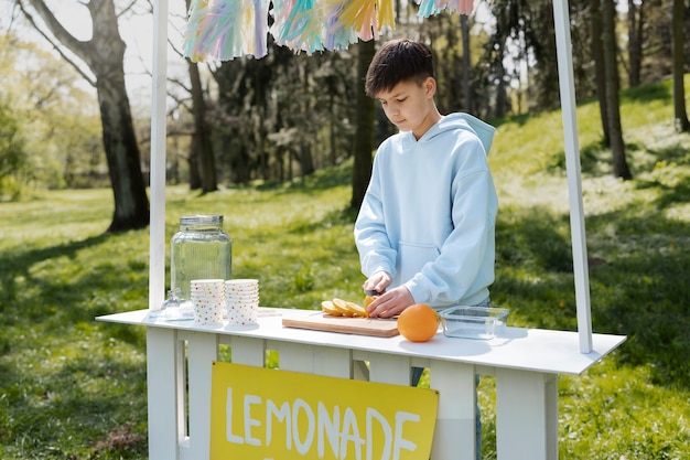 Foto junge, der seitenansicht der limonade macht