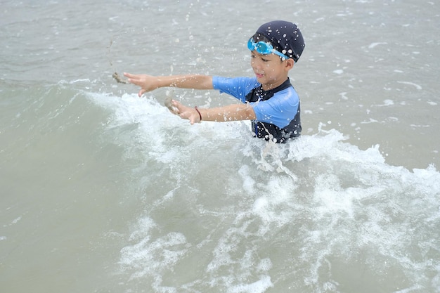 Foto junge, der sich im meer amüsiert