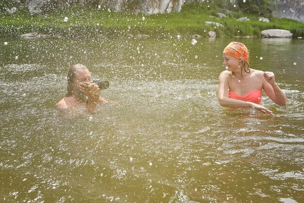 Foto junge, der sich im wasser amüsiert