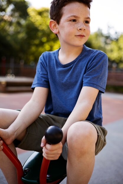 Junge, der Spaß auf dem Spielplatz hat