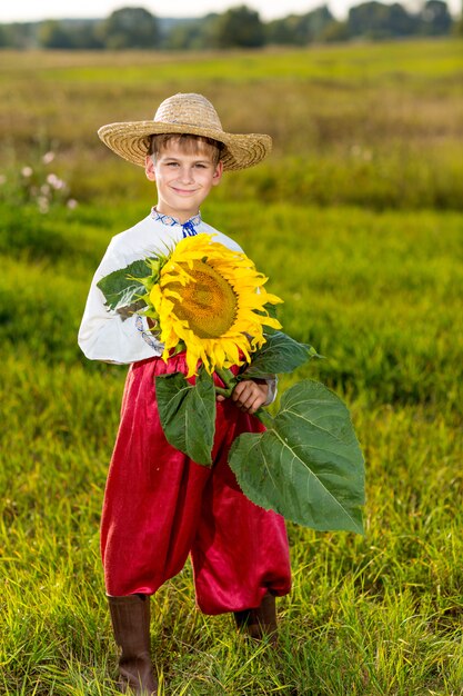 Junge, der traditionelle ukrainische Kleidung trägt