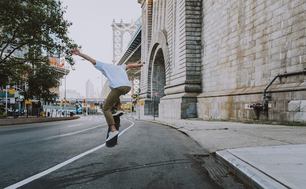 Junge, der Tricks mit dem Skateboard in einem Skatepark durchführt