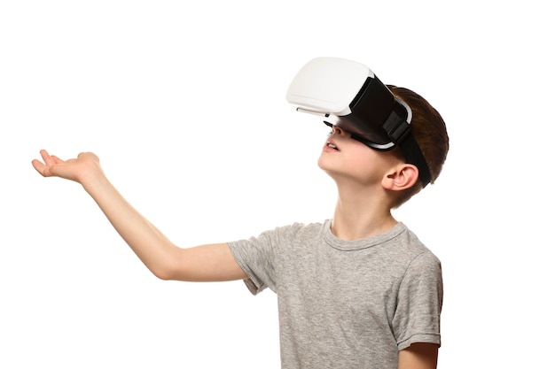 Junge, der Virtual-Reality-Helm erlebt