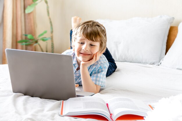 Junge, der zu Hause mit Laptop studiert