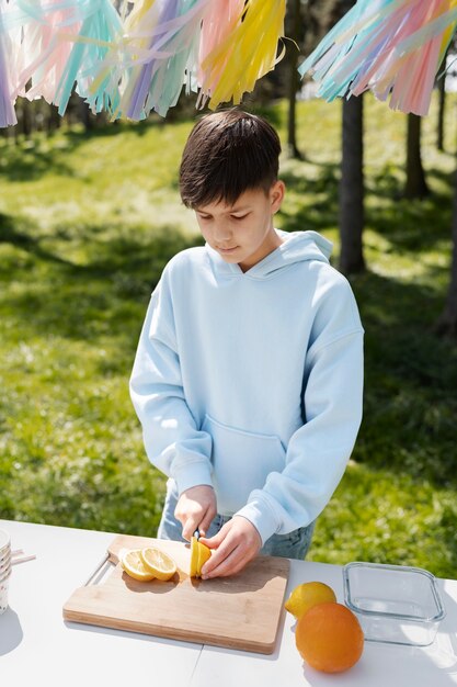 Foto junge des hohen winkels, der limonade macht