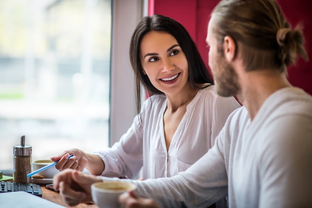 Junge Designer, die in einem Restaurant arbeiten