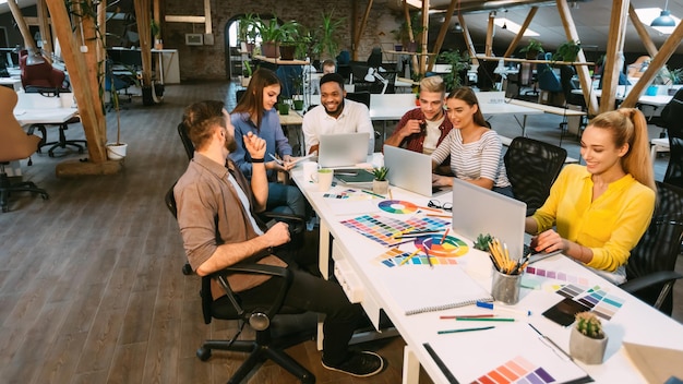 Junge Designer diskutieren neues Projekt im Büro