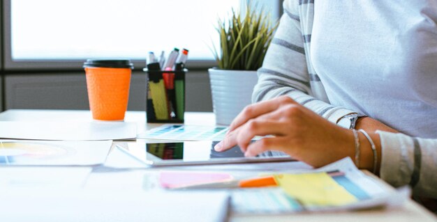 Junge Designer machen Skizzen im Büro