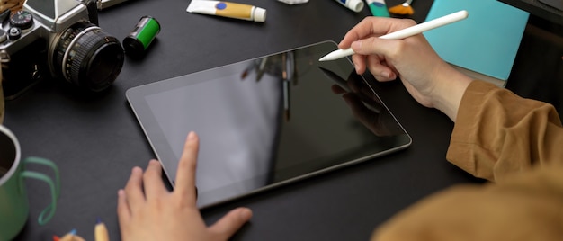 Junge Designerin, die an Tablette arbeitet