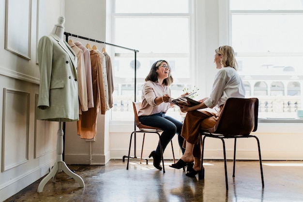 Junge Designerinnen in einer Boutique