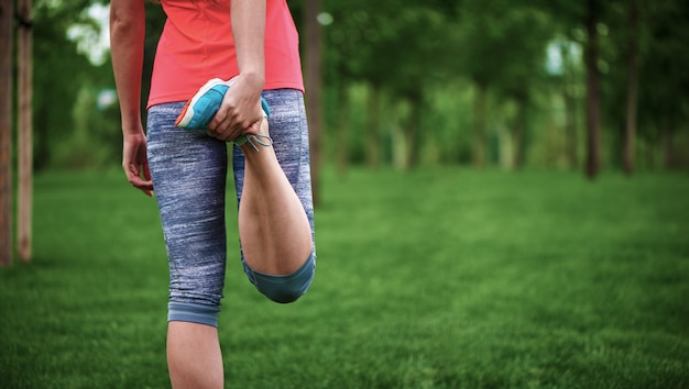 Junge, die sich aufwärmen, bevor sie auf Park laufen