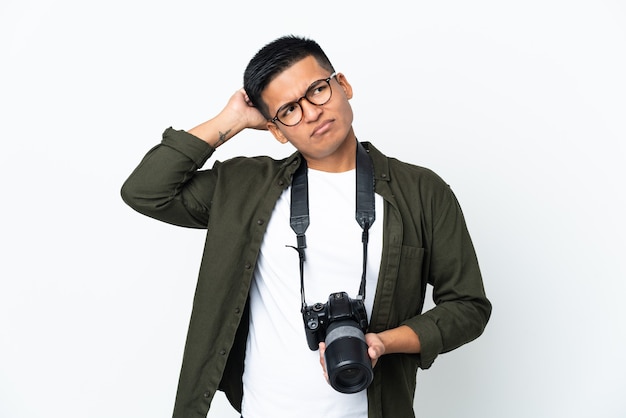 Junge ecuadorianische Fotografin isoliert auf weißem Hintergrund mit Zweifeln