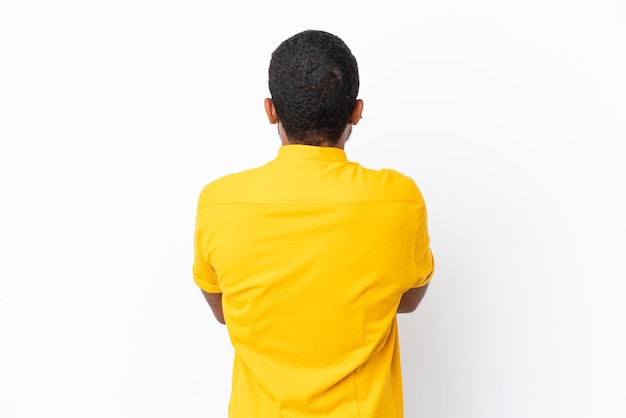 Junge ecuadorianische Mann isoliert auf weißem Hintergrund in Rückenlage