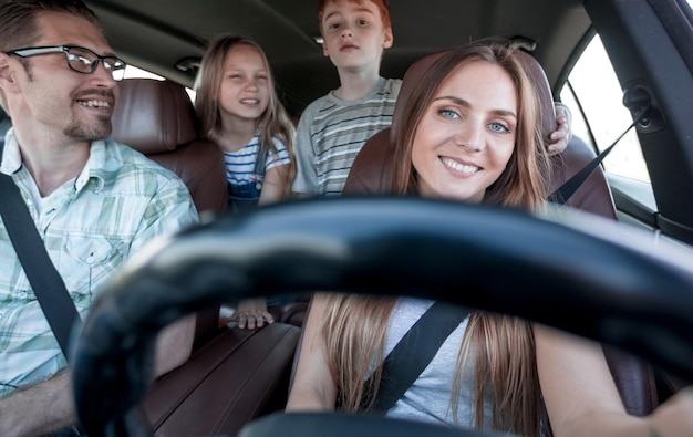 Junge Eltern gehen ins Auto