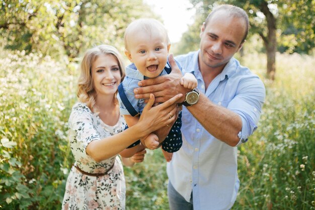 Junge Eltern mit kleinem Sohn im Sommerpark