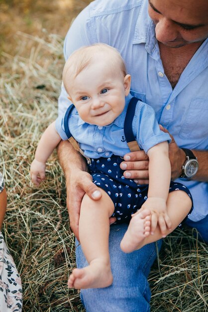 Junge Eltern mit kleinem Sohn im Sommerpark