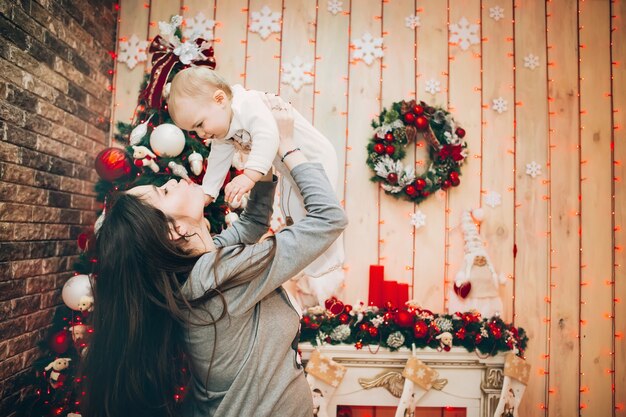 Junge Eltern mit kleinem Sohn nahe Weihnachtsbaum