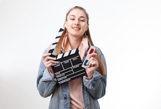 Junge emotionale Frau mit Klappe und 3D-Brille auf weißem Hintergrund