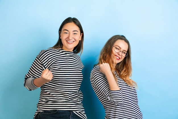 Junge emotionale Frauen auf Gefälle