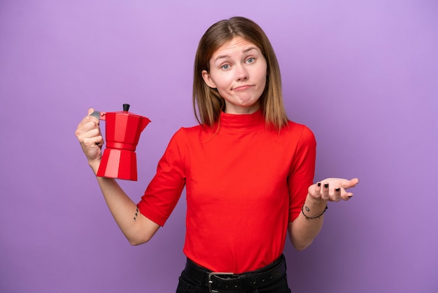 Junge Engländerin hält Kaffeekanne isoliert auf violettem Hintergrund und macht Zweifel, während sie die Schultern anhebt