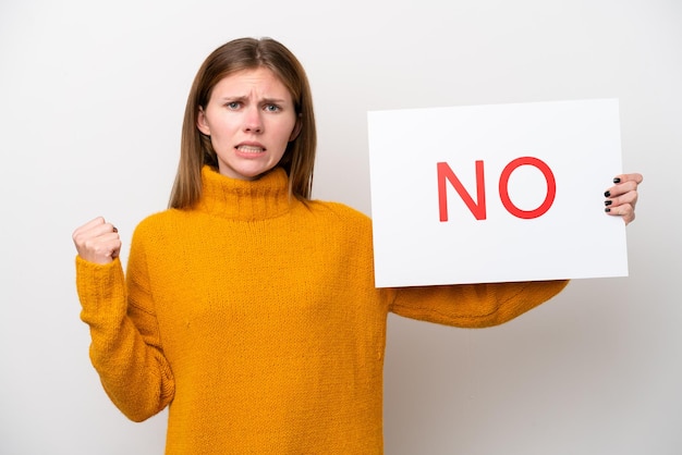 Foto junge engländerin isoliert auf weißem hintergrund mit einem schild mit dem text nein und wütend