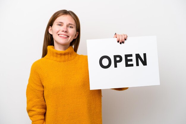 Junge Engländerin isoliert auf weißem Hintergrund mit einem Schild mit dem Text OPEN mit fröhlichem Gesichtsausdruck