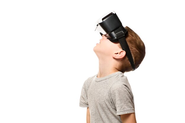 Junge erlebt virtuelle Realität und hebt den Kopf.