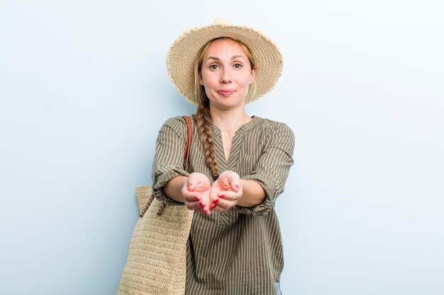 Foto junge erwachsene blonde frau urlaub und sommerkonzept