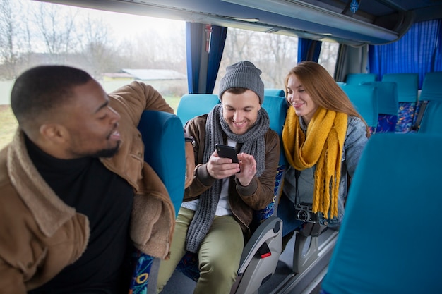 Foto junge erwachsene, die im winter reisen