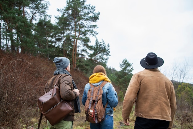 Junge Erwachsene, die im Winter reisen