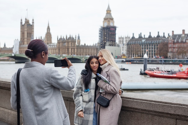 Foto junge erwachsene, die in london reisen