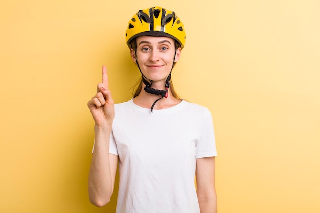 Junge erwachsene hübsche Frau Fahrradkonzept