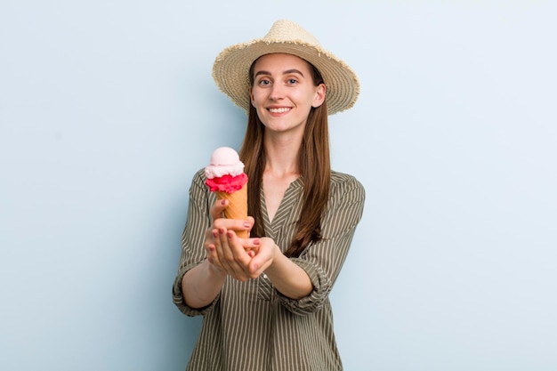 Junge erwachsene hübsche Frau mit einem Eis