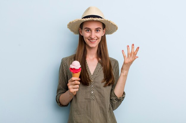 Junge erwachsene hübsche Frau mit einem Eis