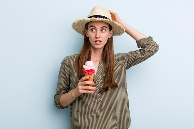 Junge erwachsene hübsche frau mit einem eiscreme-sommerkonzept