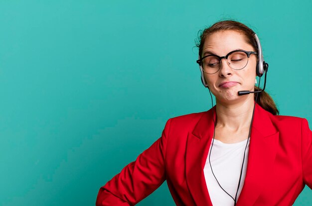 Junge erwachsene hübsche Geschäftsfrau Telemarketing-Agent-Konzept