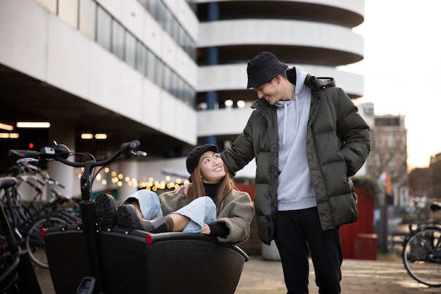 Foto junge erwachsene nutzen nachhaltige mobilität