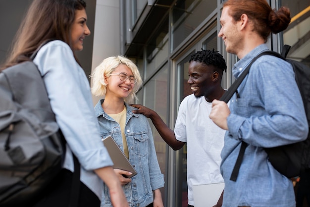 Junge Erwachsene treffen sich zum Studieren