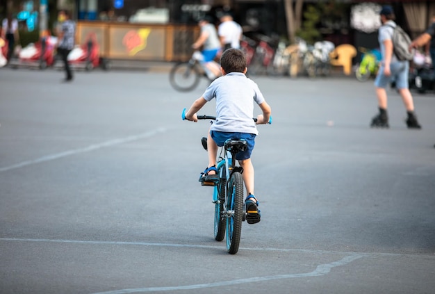 Junge fährt Fahrrad