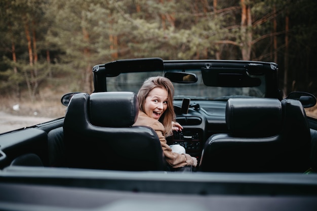 junge Fahrerin im Cabrio im Sommer