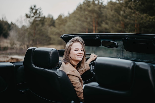 junge Fahrerin im Cabrio im Sommer